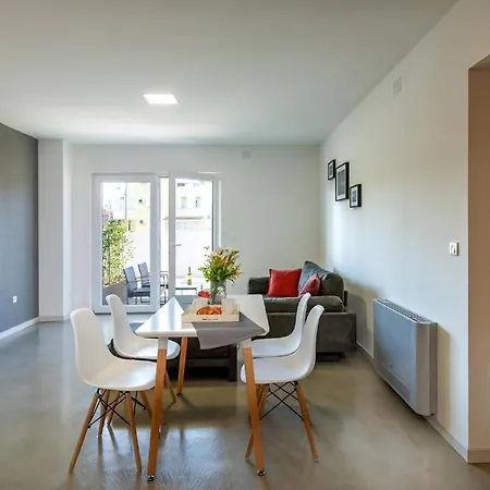In Mit Privater Terrasse Apartament Pula