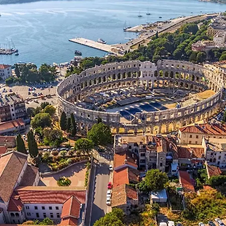 In Mit Privater Terrasse Apartment Pula
