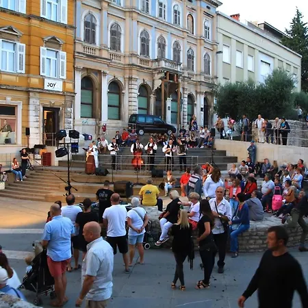Apartment In Mit Privater Terrasse Pula